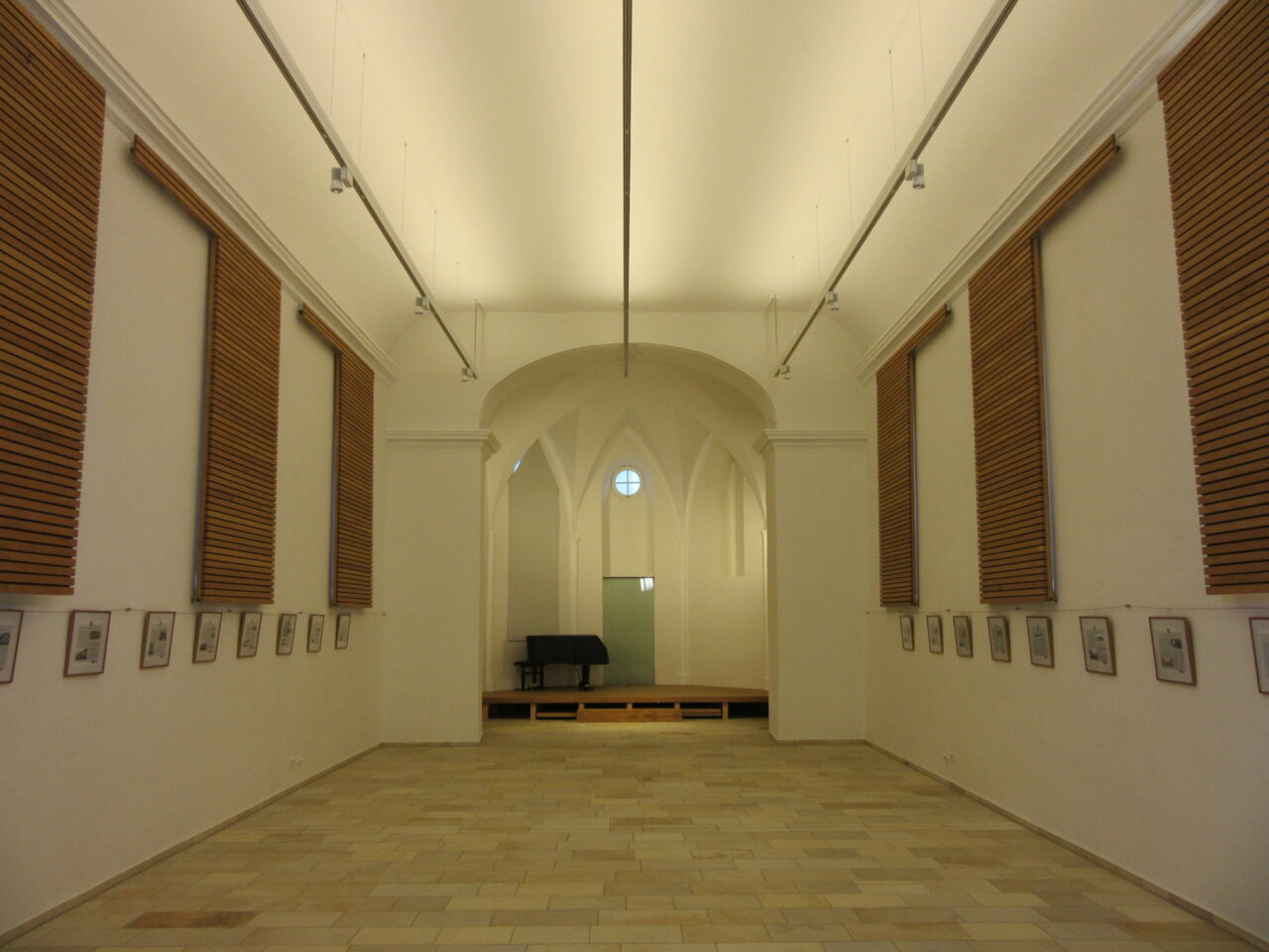 Heller Innenraum der Alten Kirche Pleinting mit Ausstellungsflächen